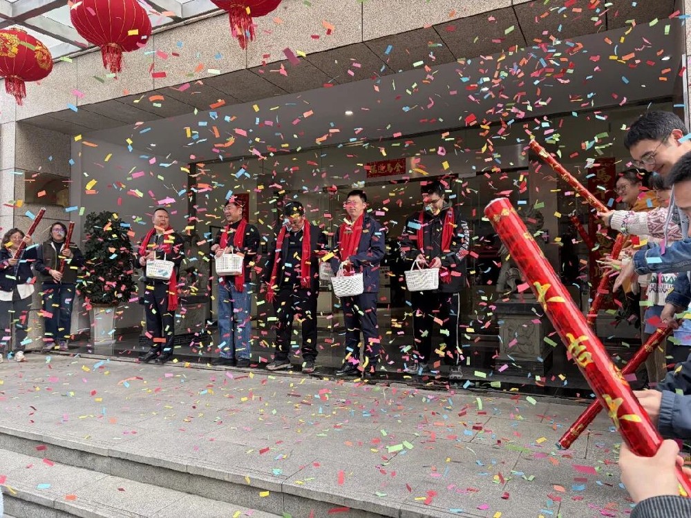 策馬揚鞭啟新程，巳巳如意開門紅